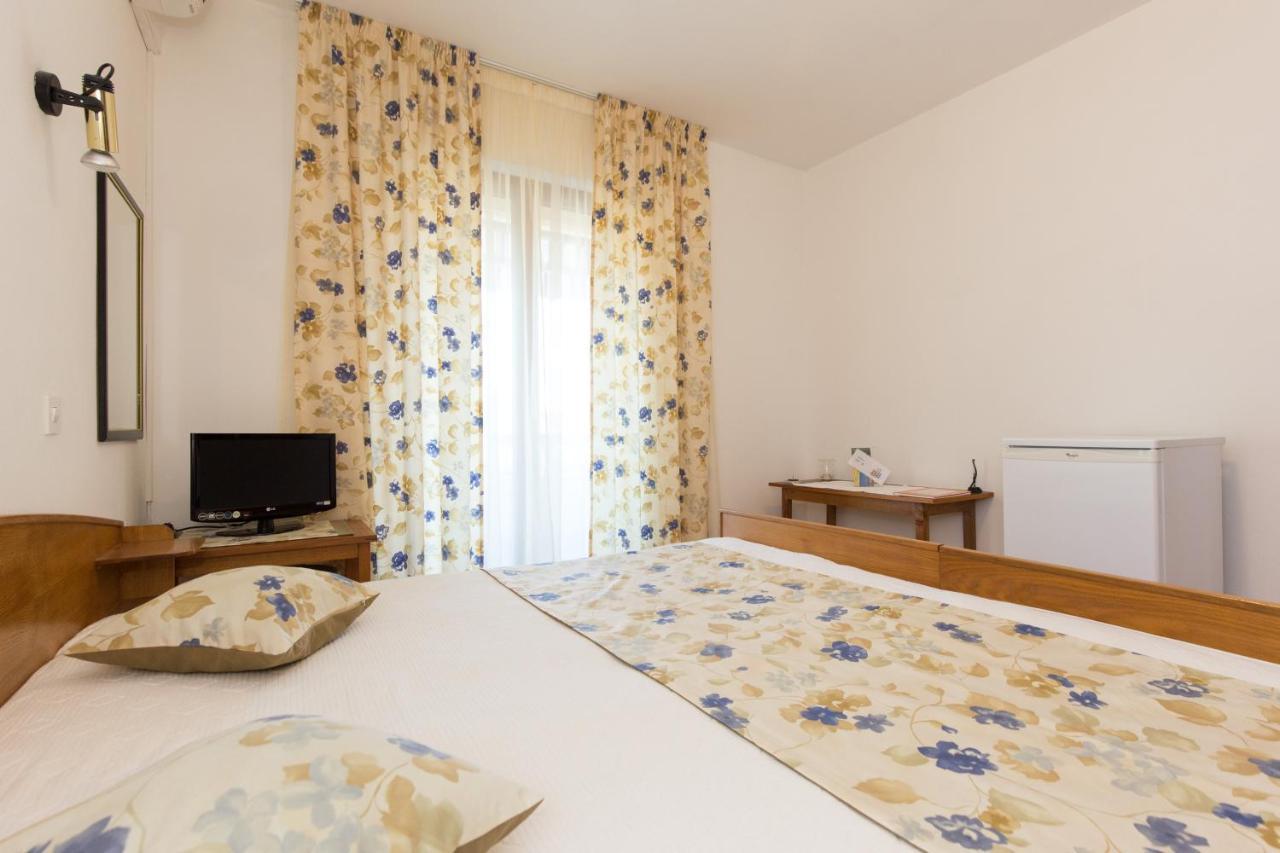 Apartment & Room Dinka, Krk Krk Town Buitenkant foto