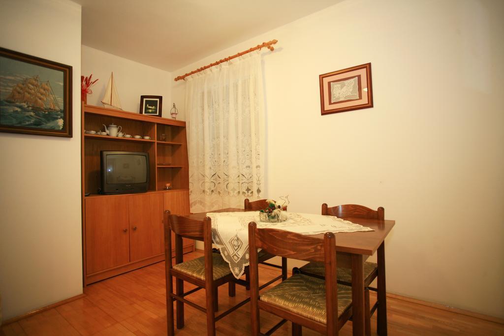 Apartment & Room Dinka, Krk Krk Town Buitenkant foto